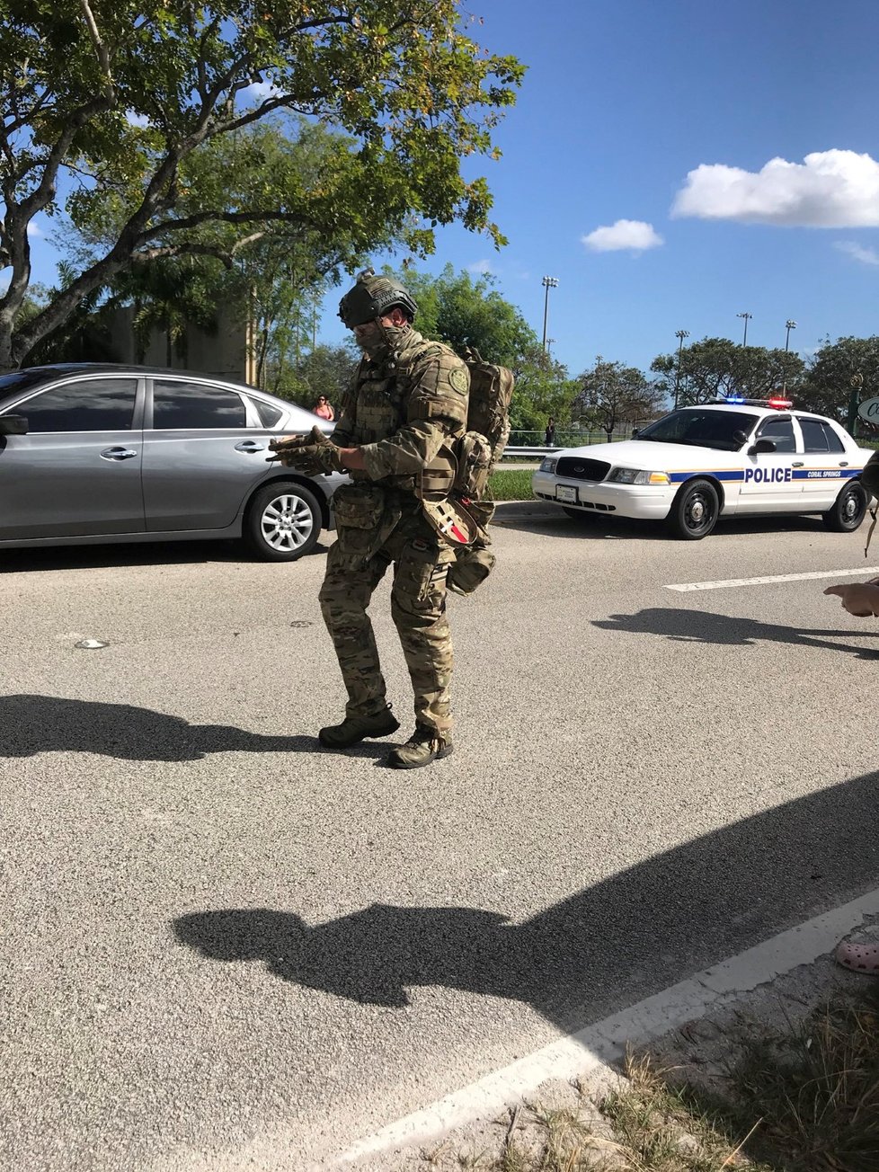 Na střední škole v Parklandu na Floridě v USA došlo ke střelbě.