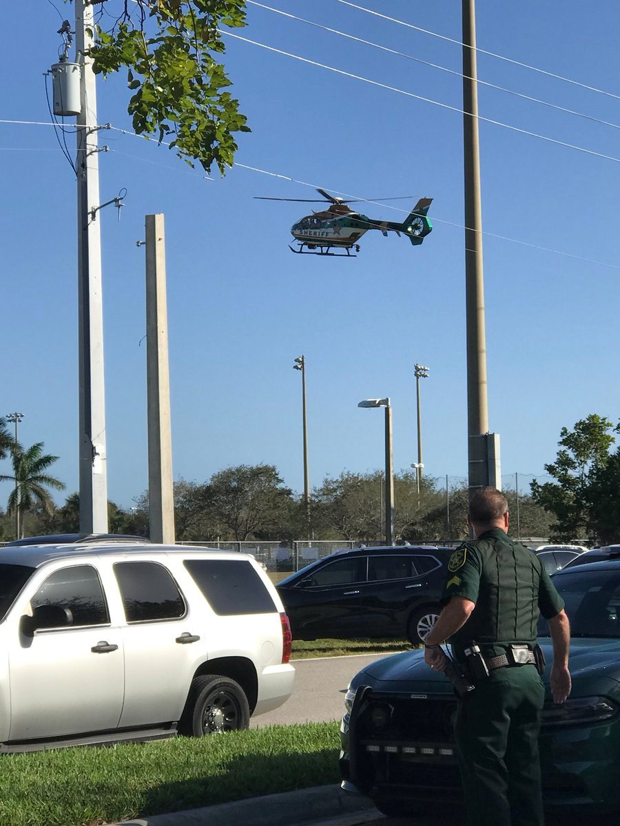 Střelba na střední škole v Parklandu na Floridě a policejní manévry