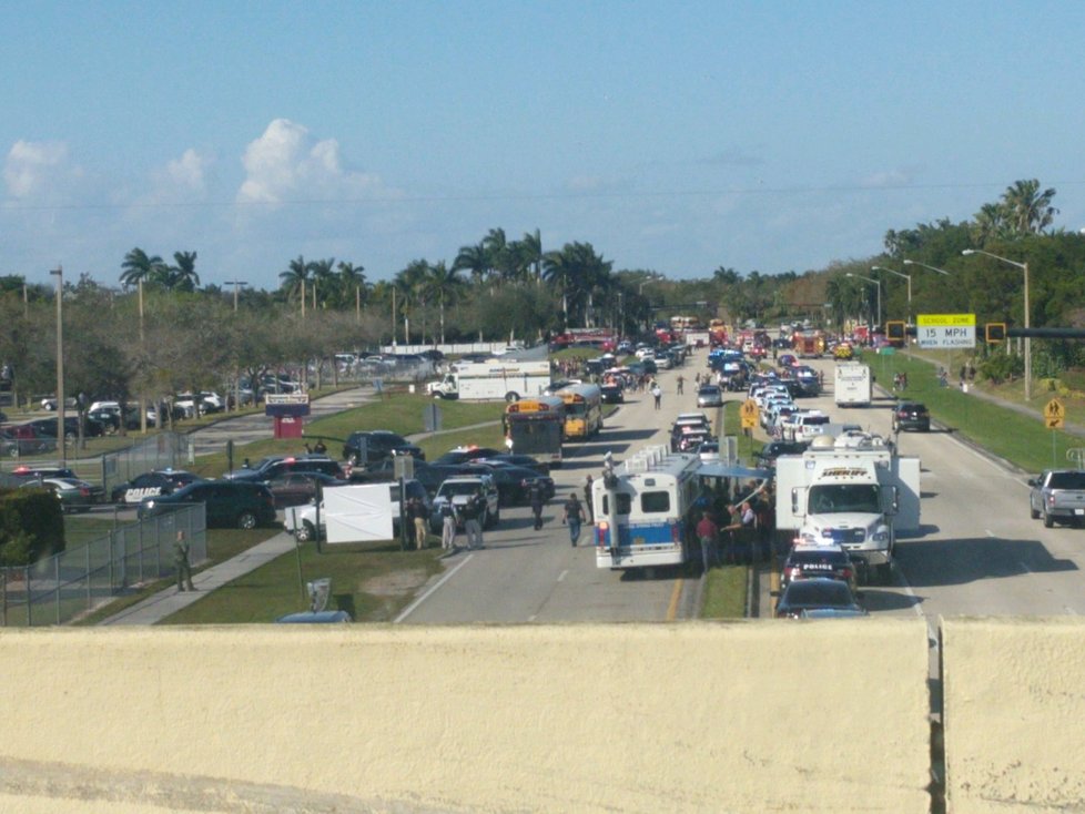 Střelba na střední škole v Parklandu na Floridě a policejní manévry