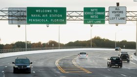 Doprava v okolí americké vojenské základny na Floridě po útoku střelce (6. 12. 2019)