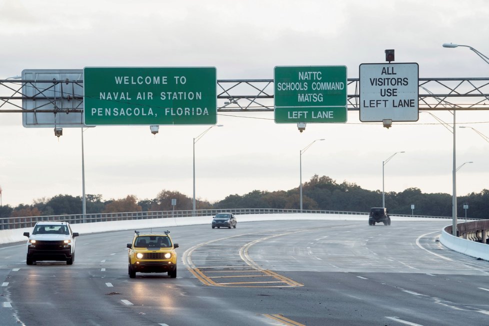 Doprava v okolí americké vojenské základny na Floridě po útoku střelce (6. 12. 2019)