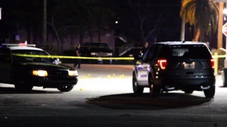 Pokus o masakr na Floridě? Střelci zabili dva lidi, 17 zranili.