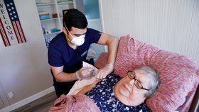 Koronavirus v USA: Zdravotník na Floridě očkuje přímo v domácnostech (2. 8. 2021)