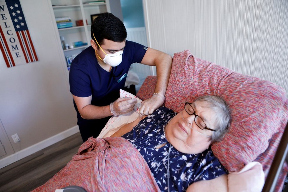 Koronavirus v USA: Zdravotník na Floridě očkuje přímo v domácnostech (2.8.2021)