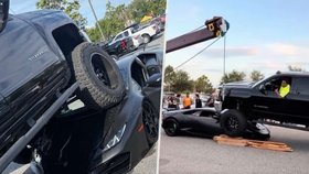 Pick-up na Floridě zaparkoval na střeše luxusního lamborghini.