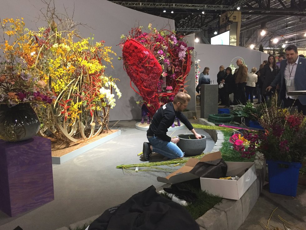 Přemysl Hytych (35) při vytváření soutěžních květinových kompozic na mistrovství světa floristů v březnu 2019 v USA.
