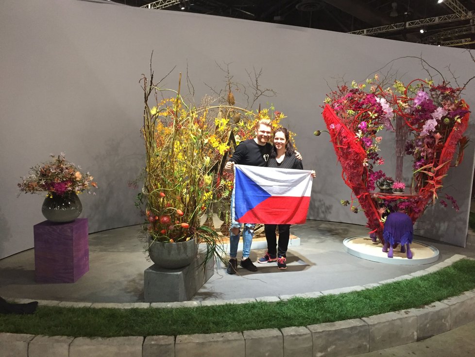 Přemysl Hytych (35) společně se svou asistentkou Lucií Kulmanovou u hotové české expozice na mistrovství světa floristů v USA. Každý stát mohl reprezentovat pouze jeden květinář.