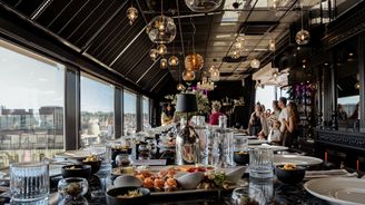 Restaurace s vlastní vůní a unikátní terasou nad střechami Prahy otevřela novou letní sezónu Restaurace s vlastní vůní a unikátní terasou nad střechami Prahy otevřela novou letní sezónu