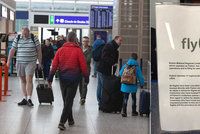 Krach aerolinek uvěznil na letištích stovky lidí. Dotkne se i českých cestujících