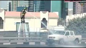 V Dubaji budou hasiči likvidovat požáry pomocí flyboardu.