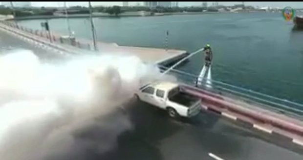 „Létající hasiči“: V Dubaji představili revoluční zbraň proti požárům