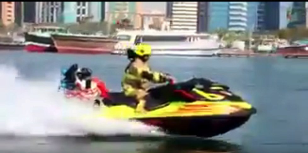 V Dubaji budou hasiči likvidovat požáry pomocí flyboardu.