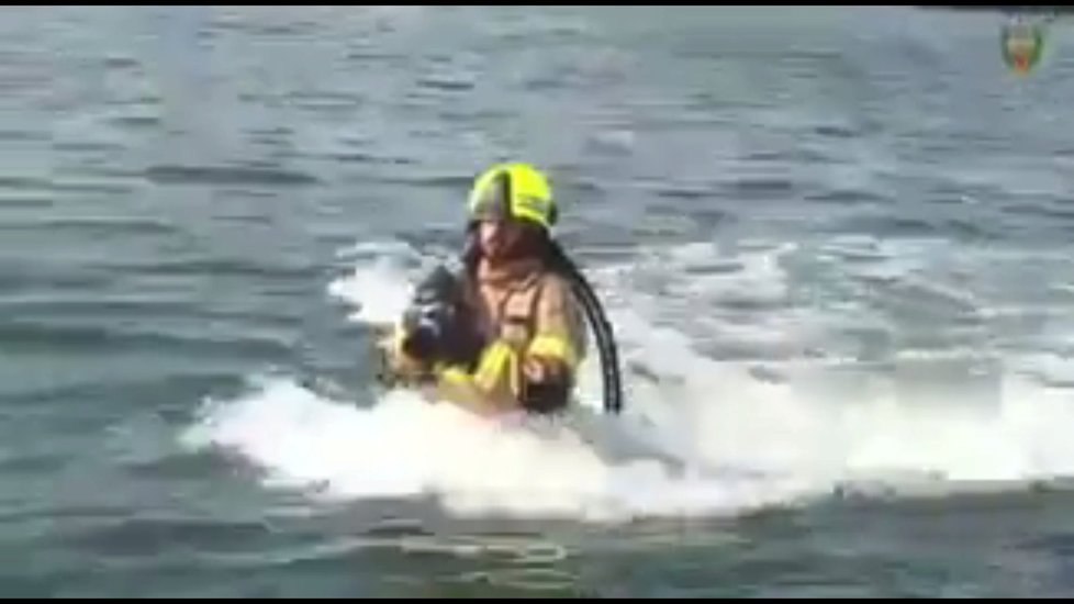 V Dubaji budou hasiči likvidovat požáry pomocí flyboardu.