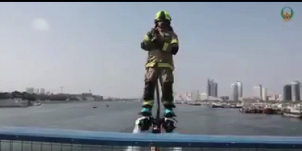 V Dubaji budou hasiči likvidovat požáry pomocí flyboardu.