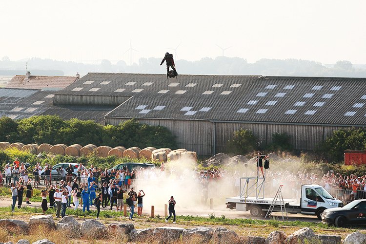 3... 2... 1... Start! Flyboard je hlasitý jako malé letadlo  