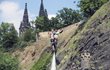 Devatenáctiletý Denis Vantuch nad Vltavou v Praze nacvičoval skok do řeky z flyboardu.
