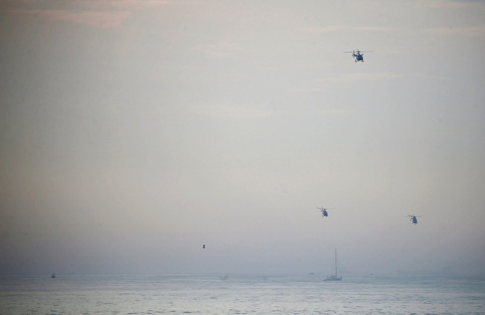 Francouz Franky Zapata úspěšně přeletěl Lamanšský průliv na svém futuristickém dopravním prostředku Flyboard Air (4. 8. 2019)