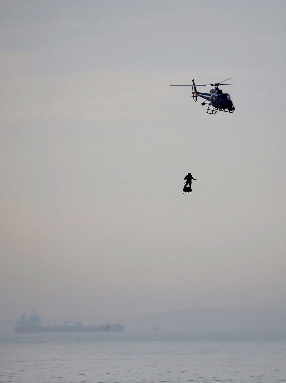 Francouz Franky Zapata úspěšně přeletěl Lamanšský průliv na svém futuristickém dopravním prostředku Flyboard Air (4. 8. 2019)