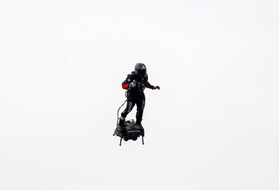 Francouz Franky Zapata úspěšně přeletěl Lamanšský průliv na svém futuristickém dopravním prostředku Flyboard Air (4. 8. 2019)