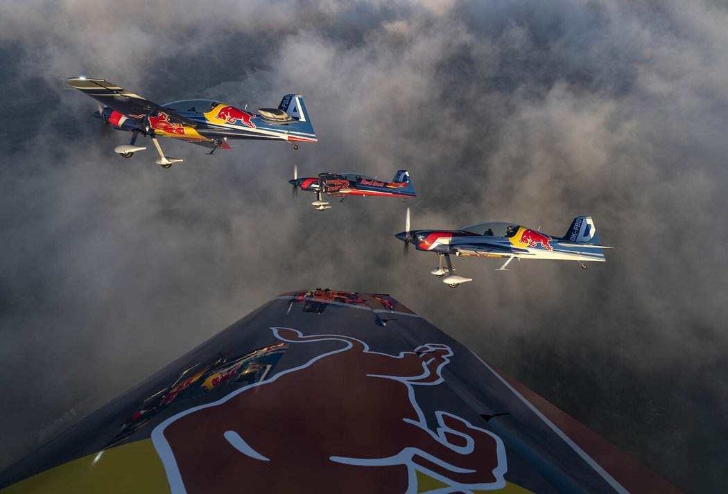 Český akrobatický tým Flying Bulls je držitelem světového rekordu: ve skupině zvládl deset setsakra obtížných osových výkrutů