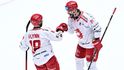 Oscar Flynn přijímá gratulaci ke gólu od Tomáše Kundrátka