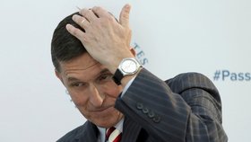 Trumpův bezpečnostní poradce Flynn odstoupil.