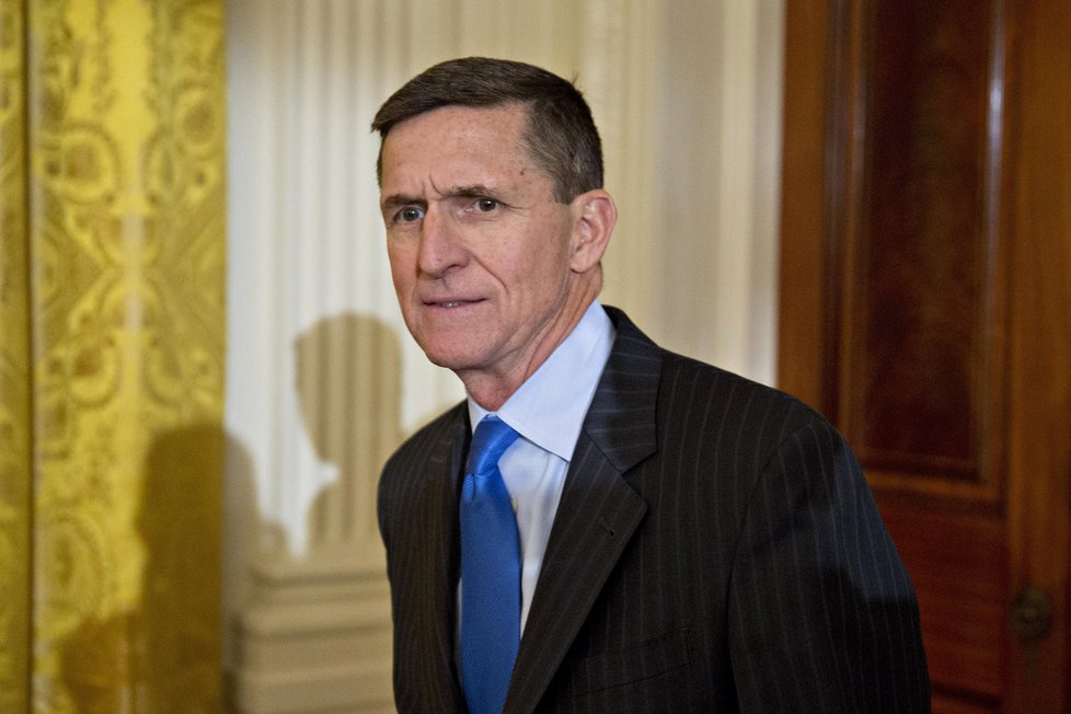 Trumpův bezpečnostní poradce Flynn odstoupil.