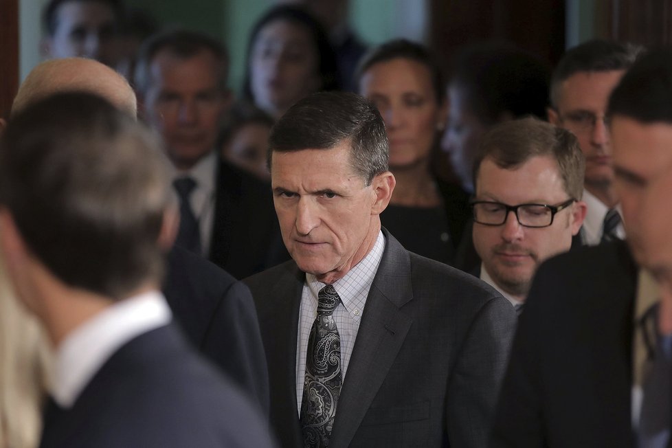 Trumpův bezpečnostní poradce Flynn odstoupil.