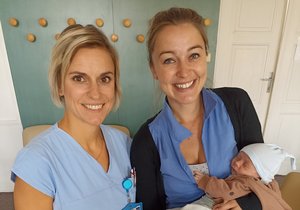 Budoucí maminky z Brna a okolí teď mají oporu ve svých porodních asistentkách ve FN Brno. Tereze Raškové, mamince měsíčního Vincenta, se od předporodních vyšetření až po samotný porod věnovala Markéta Zemanová (vlevo).