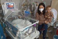 Emička při porodu nevážila ani kilo: O drobečka se díky nemocnici máma starala hned
