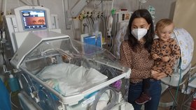 Emička při porodu nevážila ani kilo: O drobečka se díky nemocnici máma starala hned