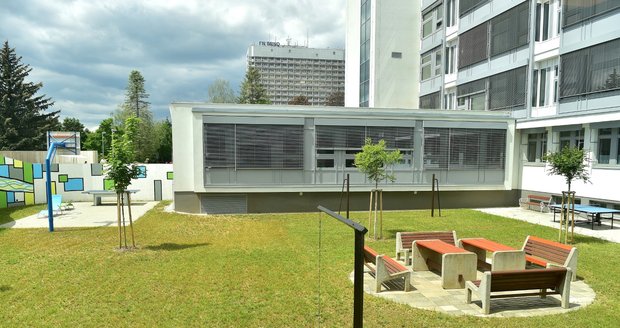 Psychiatrická klinika FN Brno byla po dvou letech rekontrukce otevřena. Pacienti tu mají větší komfot a lékaři lepší zázemí.