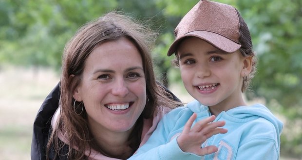 Natálka v lednu podstoupila transplantaci kostní dřeně, její maminka Karolína říká, že je vše na dobré cestě
