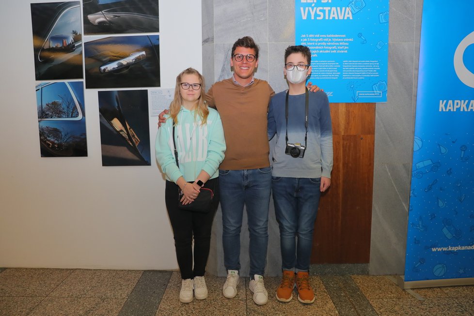 Výstavu ve spolupráci s Fakultní nemocnicí Motol, v níž se děti léčily, inicioval Nadační fond Kapka naděje. Na fotografii je mezi dětskými pacienty Anetou Prosteckou a Maximem Priňem ředitel Nadačního fondu Jan Fischer.