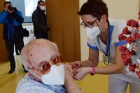 Očkovat učitele je teď zbytečné, tvrdí experti. A řekli, kolik životů zachrání vakcína pro 20 seniorů