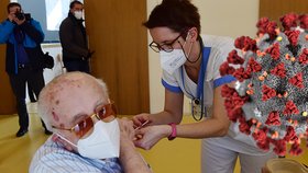 Očkovat učitele je teď zbytečné, tvrdí experti. A řekli, kolik životů zachrání vakcína pro 20 seniorů