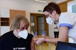 Zdravotnice z mobilního očkovacího týmu Fakultní nemocnice Olomouc očkuje v sokolovně v Konici na Prostějovsku muže proti covidu-19 (23. 2. 2021).