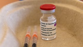 Očkovací vakcína AstraZeneca a dvě injekce na snímku pořízeném v sokolovně v Konici na Prostějovsku, kde mobilní očkovací tým Fakultní nemocnice Olomouc očkoval seniory proti covidu-19 (23. 2. 2021)