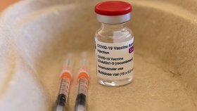 Očkovací vakcína AstraZeneca a dvě injekce na snímku pořízeném v sokolovně v Konici na Prostějovsku, kde mobilní očkovací tým Fakultní nemocnice Olomouc očkoval seniory proti covidu-19 (23. 2. 2021)