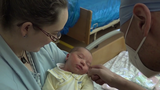 Studentka Pavla s novorozenou dcerou Julinkou: Z porodnice rovnou na ulici? Pomohli jí zdravotníci