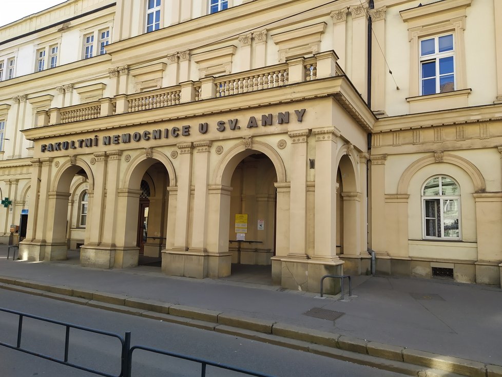 Hlavní vstup do Fakultní nemocnice u svaté Anny v Brněv současnosti.