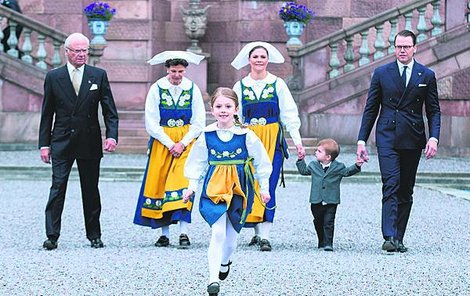 princezna Estelle (6) Karel XVI. Gustaf (72) královna Silvia (74) korunní princezna Viktorie (40) princ Oscar (2)  princ Daniel (44)