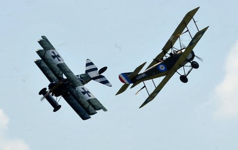 Fokker Dr. I a Sopwith 11 Strutter. Historický dvouplošník Sopwith (vpravo) předvedl souboj s replikou letounu Fokker.