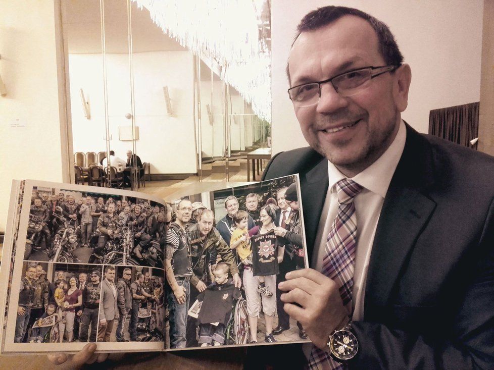 Poslanec Jaroslav Foldyna připravil fotoknihu z loňského setkání s Nočními vlky. Minimálně jeden výtisk poputuje i do Ruska.