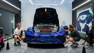 Fólie PPF chrání lak, umějí změnit barvu auta a dokážou se samy „zahojit“ Fólie PPF chrání lak, umějí změnit barvu auta a dokážou se samy „zahojit“