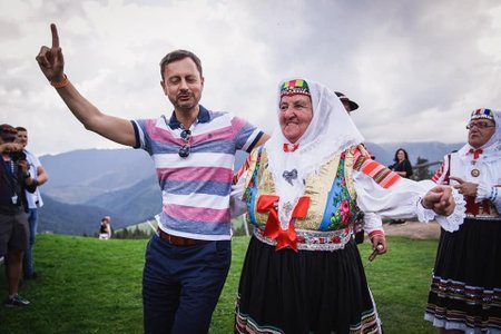 Slovenský premiér Eduard Heger s rodinou vyrazil na folklorní festival