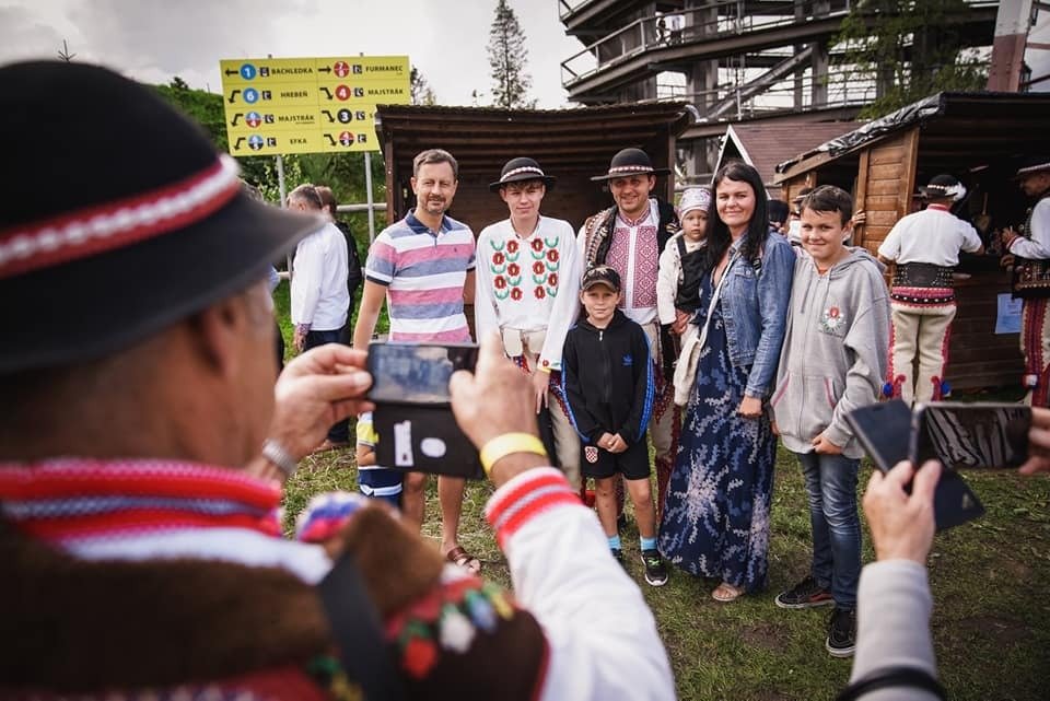 Slovenský premiér Eduard Heger s rodinou vyrazil na folklorní festival