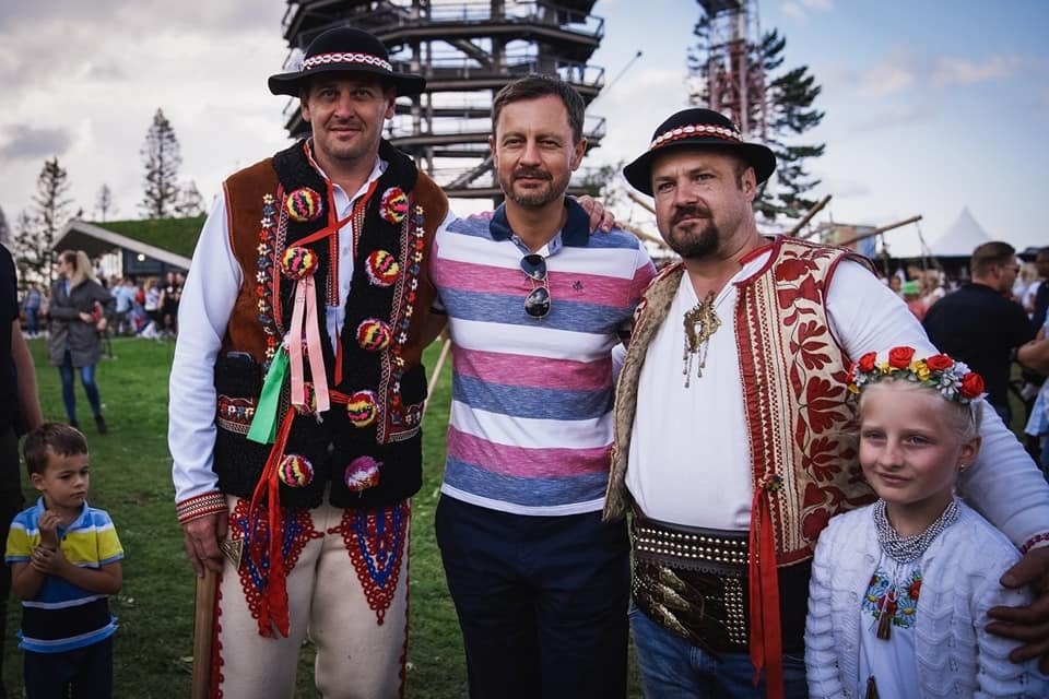 Slovenský premiér Eduard Heger s rodinou vyrazil na folklorní festival