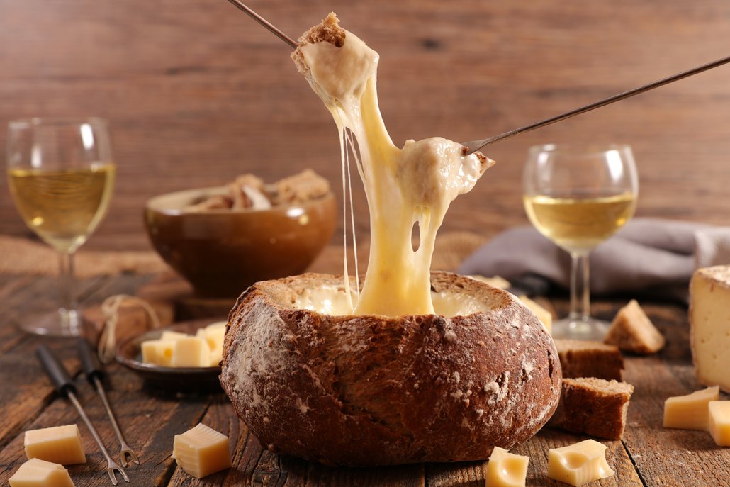 Sýrové fondue servírované v bochníku chleba