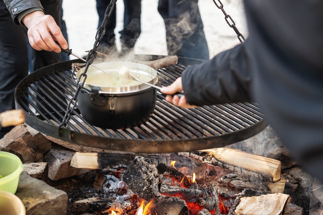 Sýrové fondue na otevřeném ohništi